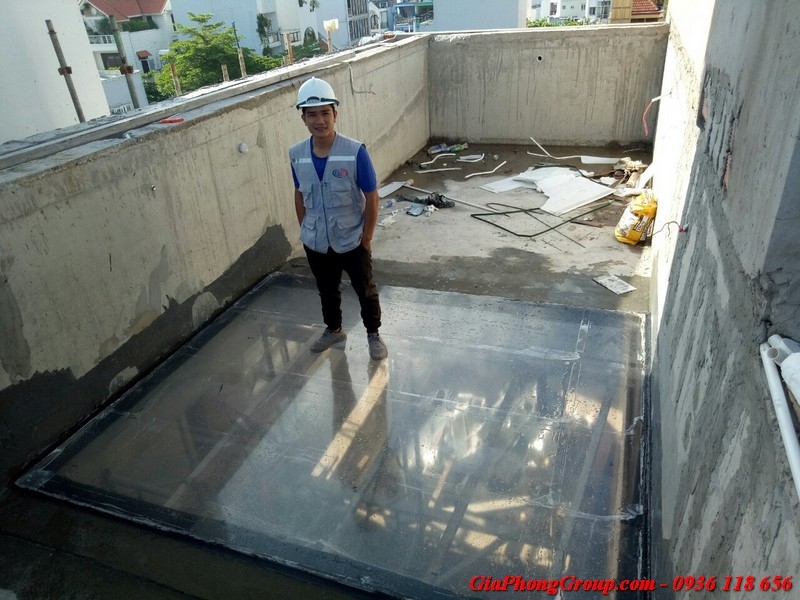 Quá trình thi công kính Acrylic hồ bơi