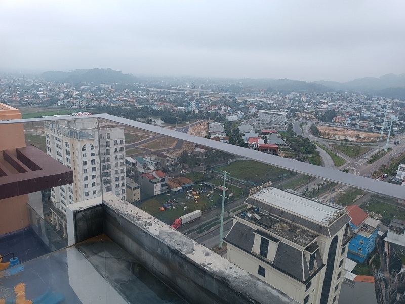 Hồ bơi vách kính và đáy kính tại khách sạn Lavela Huế